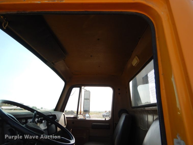 image for item GA9161 1986 International 1900  flat dump bed truck