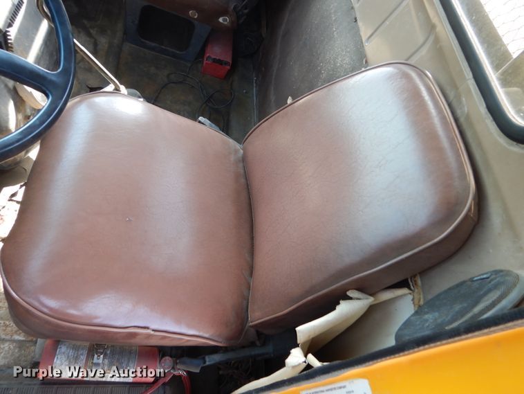 image for item GA9161 1986 International 1900  flat dump bed truck