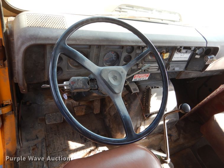 image for item GA9161 1986 International 1900  flat dump bed truck