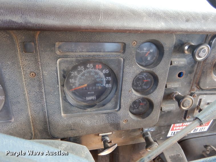 image for item GA9161 1986 International 1900  flat dump bed truck