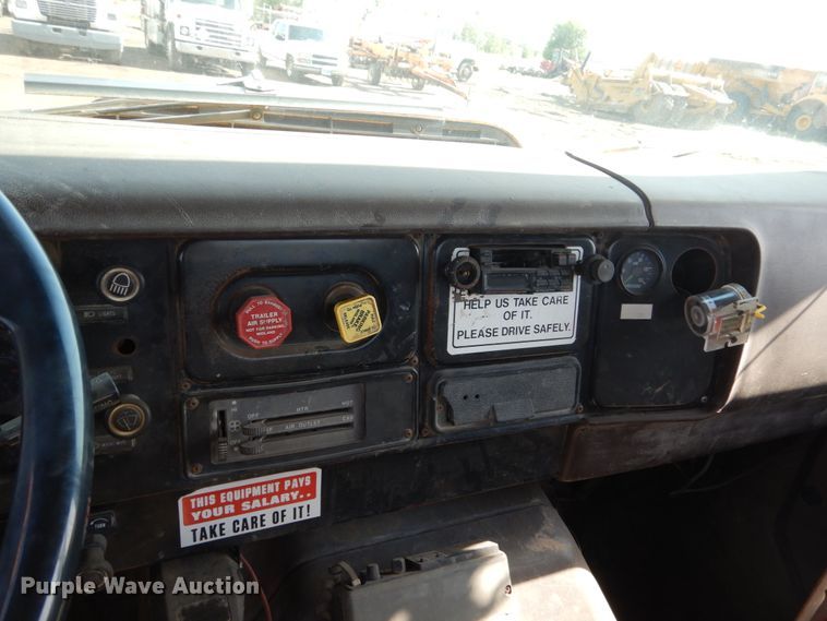 image for item GA9161 1986 International 1900  flat dump bed truck