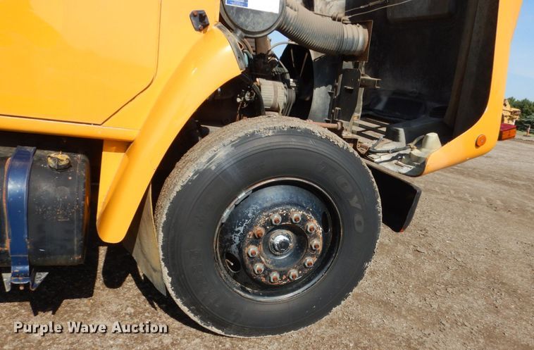 image for item GA9161 1986 International 1900  flat dump bed truck