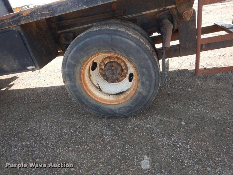 image for item GA9161 1986 International 1900  flat dump bed truck