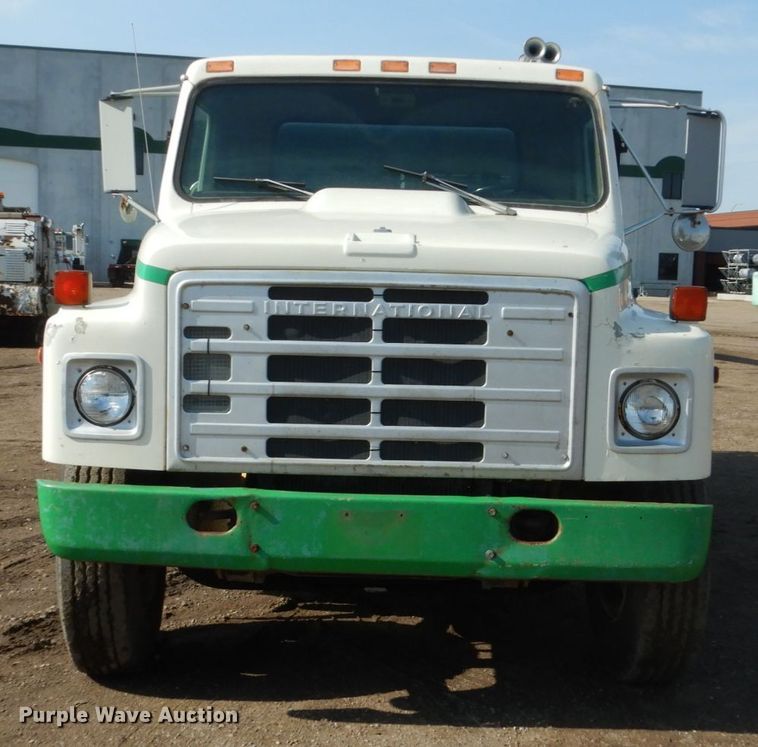 image for item GA9162 1985 International 1900  flat dump bed truck