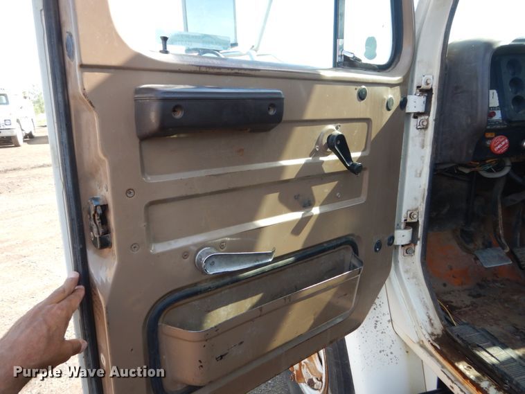 image for item GA9162 1985 International 1900  flat dump bed truck