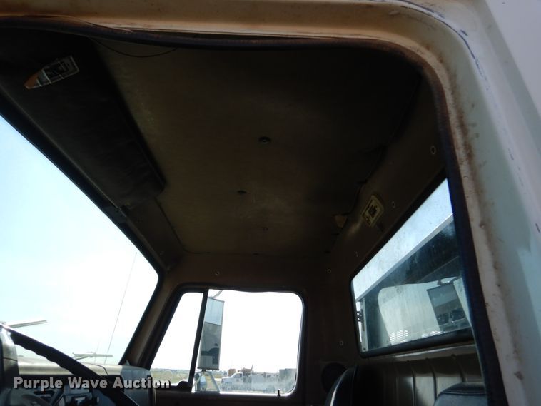 image for item GA9162 1985 International 1900  flat dump bed truck