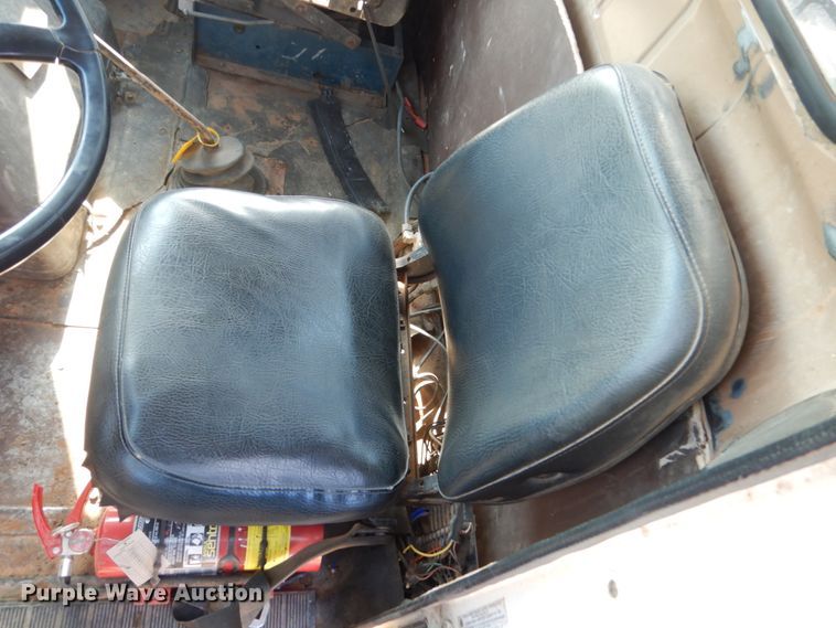 image for item GA9162 1985 International 1900  flat dump bed truck