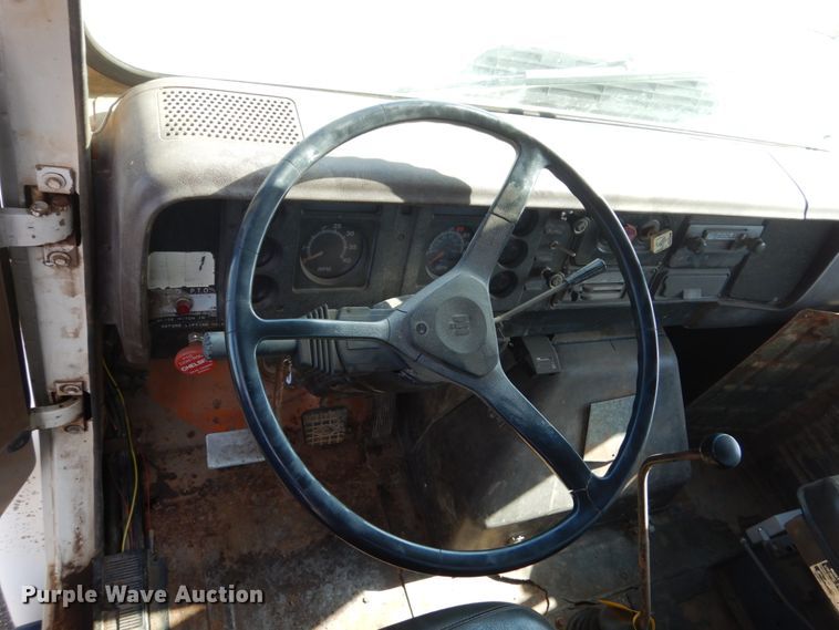 image for item GA9162 1985 International 1900  flat dump bed truck