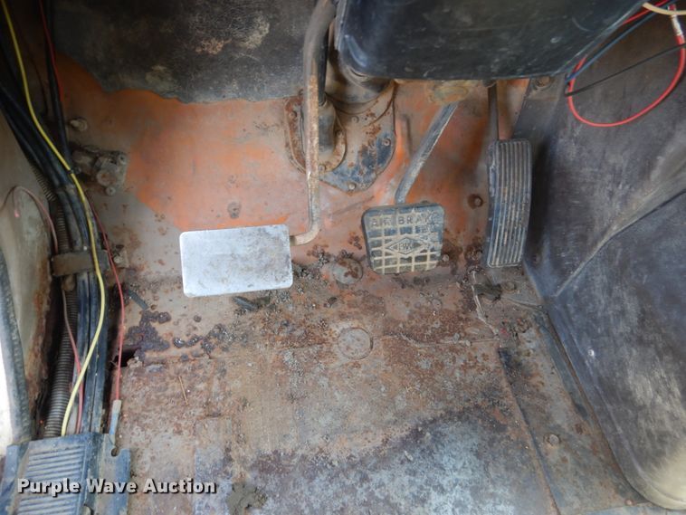 image for item GA9162 1985 International 1900  flat dump bed truck