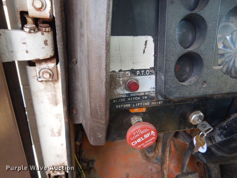 image for item GA9162 1985 International 1900  flat dump bed truck