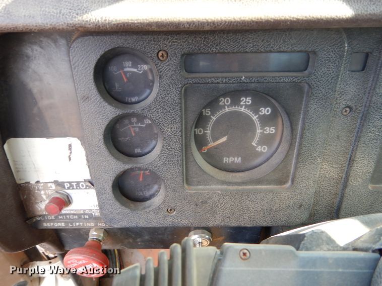 image for item GA9162 1985 International 1900  flat dump bed truck