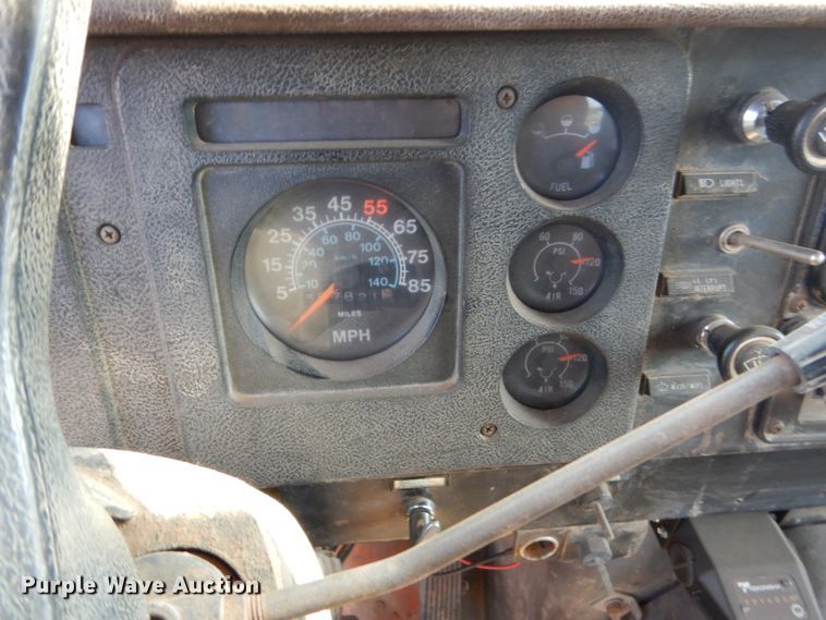 image for item GA9162 1985 International 1900  flat dump bed truck