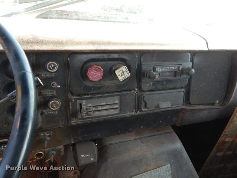 image for item GA9162 1985 International 1900  flat dump bed truck