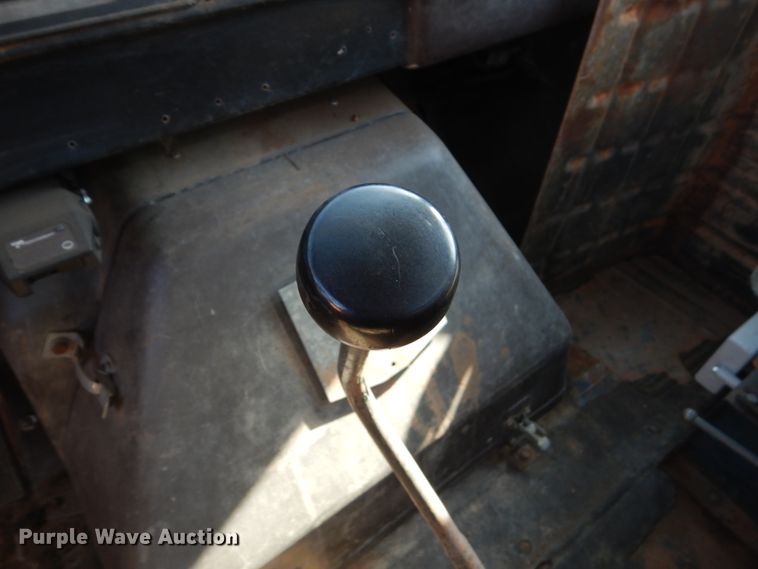 image for item GA9162 1985 International 1900  flat dump bed truck