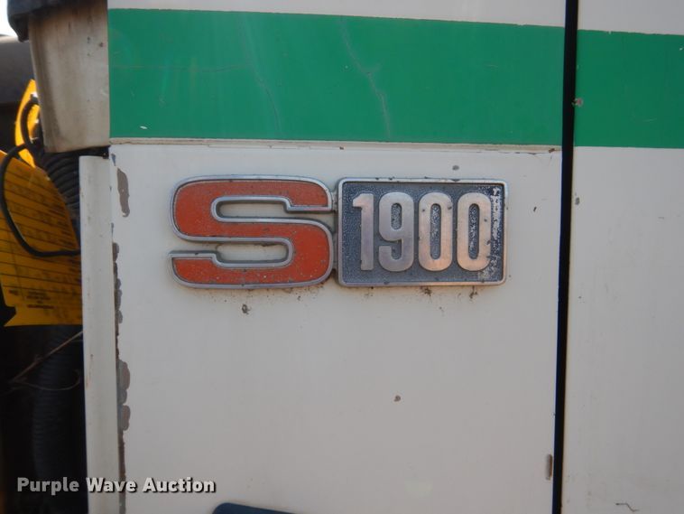 image for item GA9162 1985 International 1900  flat dump bed truck