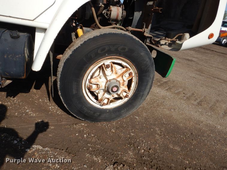 image for item GA9162 1985 International 1900  flat dump bed truck