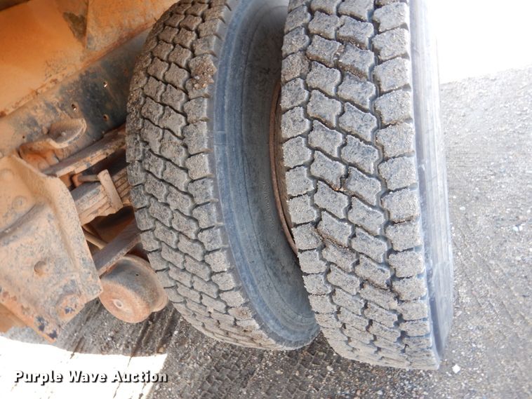 image for item GA9162 1985 International 1900  flat dump bed truck