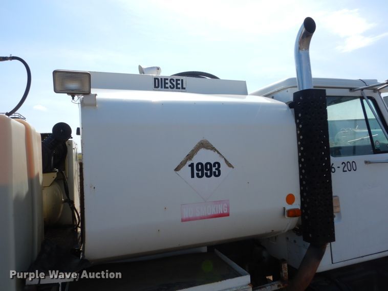 image for item GA9163 1985 International 1900  service truck