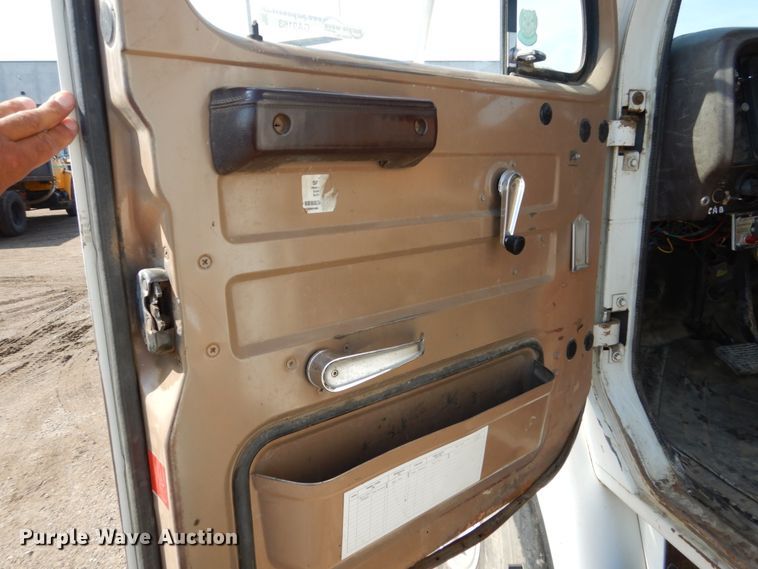 image for item GA9163 1985 International 1900  service truck