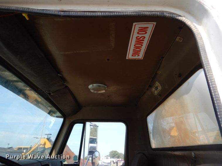 image for item GA9163 1985 International 1900  service truck