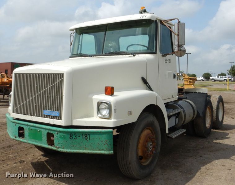 image for item GA9165 1994 White GMC WG64T  semi truck