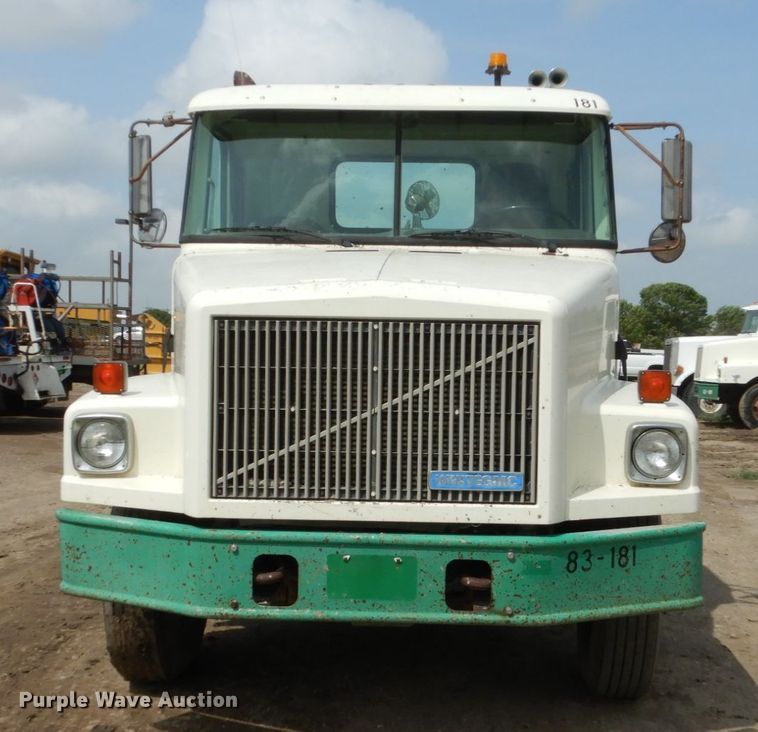 image for item GA9165 1994 White GMC WG64T  semi truck