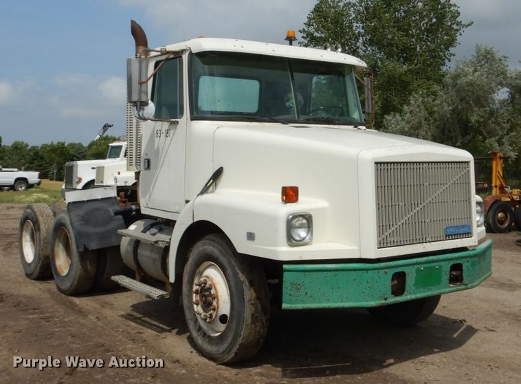 image for item GA9165 1994 White GMC WG64T  semi truck