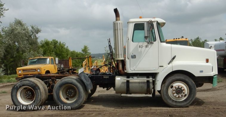 image for item GA9165 1994 White GMC WG64T  semi truck