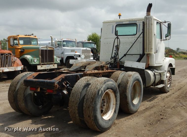 image for item GA9165 1994 White GMC WG64T  semi truck