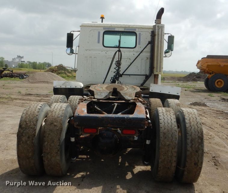 image for item GA9165 1994 White GMC WG64T  semi truck