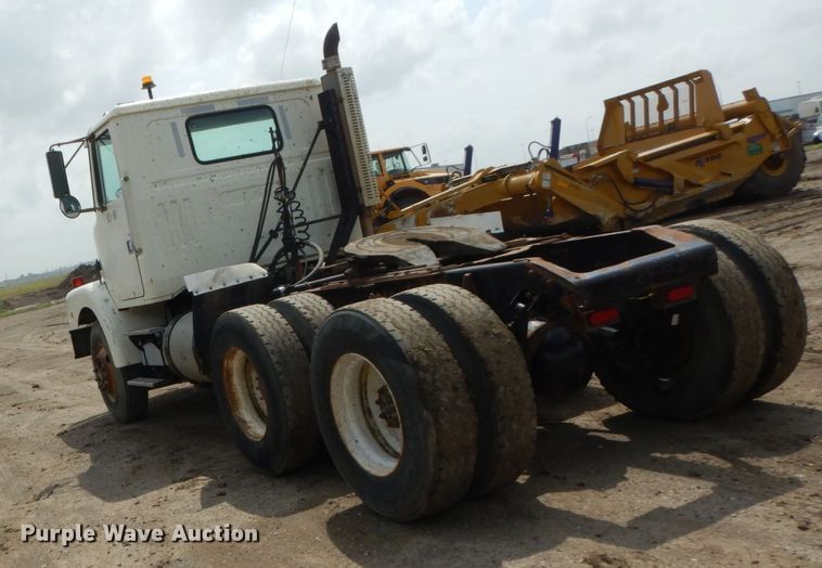 image for item GA9165 1994 White GMC WG64T  semi truck