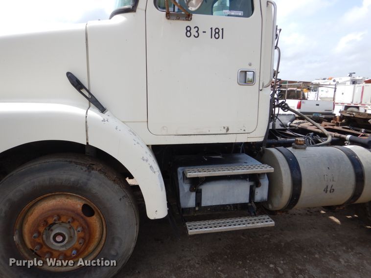 image for item GA9165 1994 White GMC WG64T  semi truck