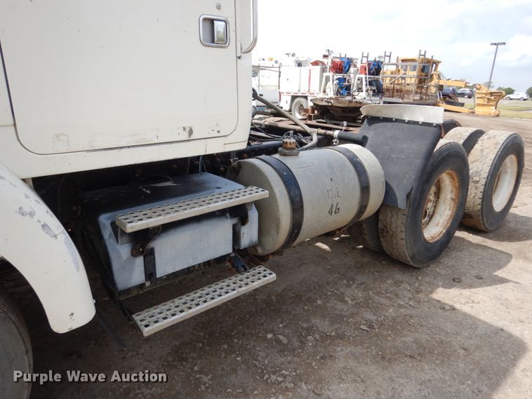 image for item GA9165 1994 White GMC WG64T  semi truck