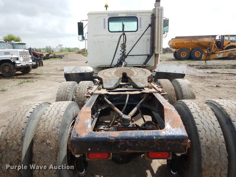 image for item GA9165 1994 White GMC WG64T  semi truck