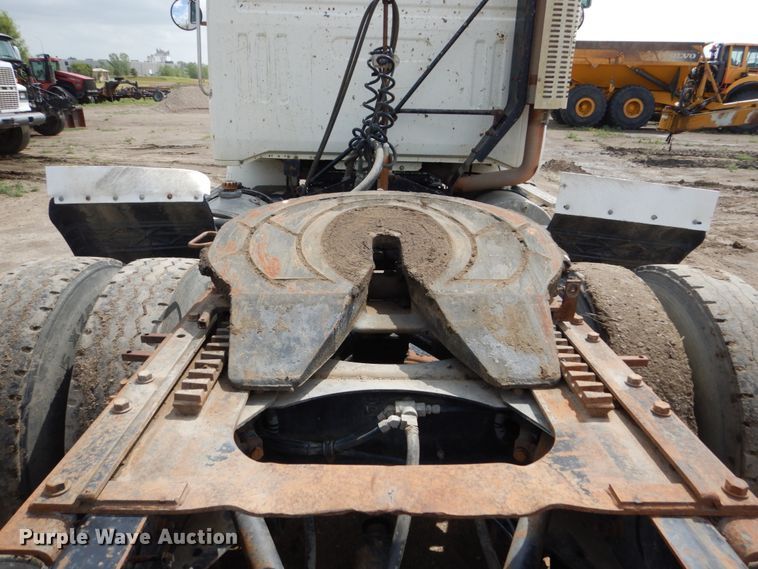 image for item GA9165 1994 White GMC WG64T  semi truck