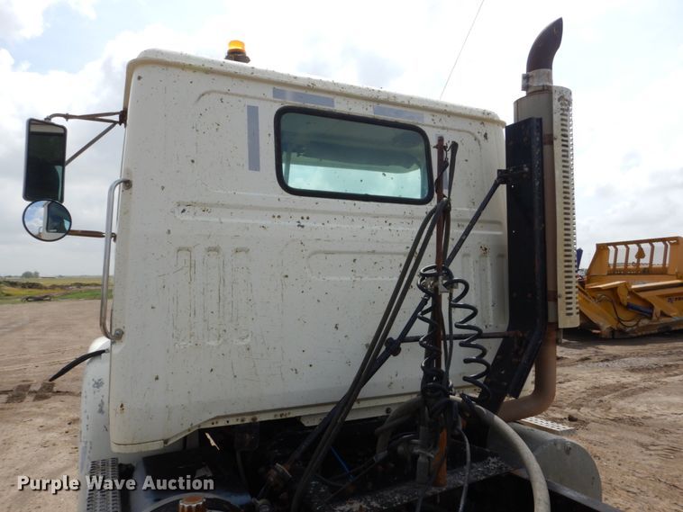 image for item GA9165 1994 White GMC WG64T  semi truck