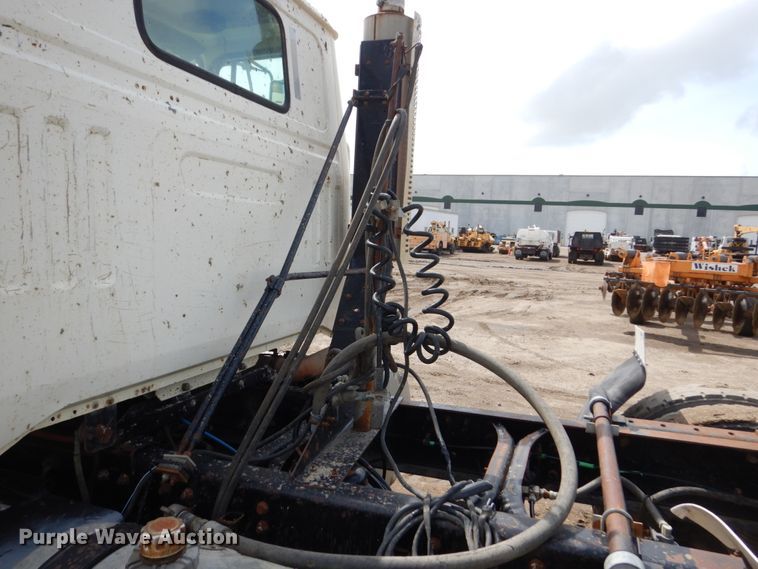 image for item GA9165 1994 White GMC WG64T  semi truck