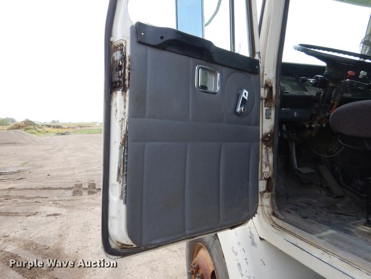 image for item GA9165 1994 White GMC WG64T  semi truck