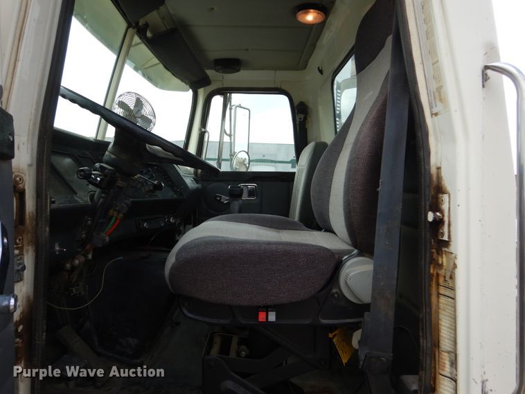 image for item GA9165 1994 White GMC WG64T  semi truck