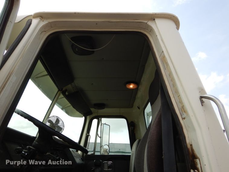 image for item GA9165 1994 White GMC WG64T  semi truck