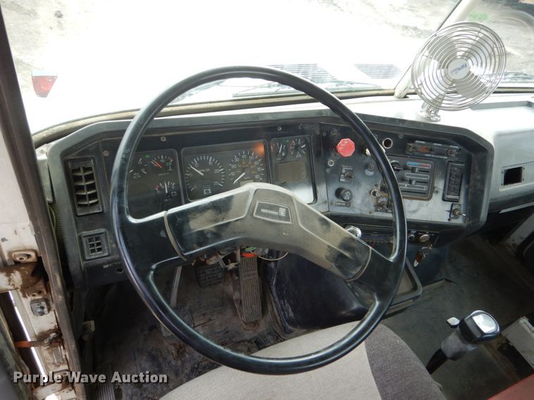 image for item GA9165 1994 White GMC WG64T  semi truck