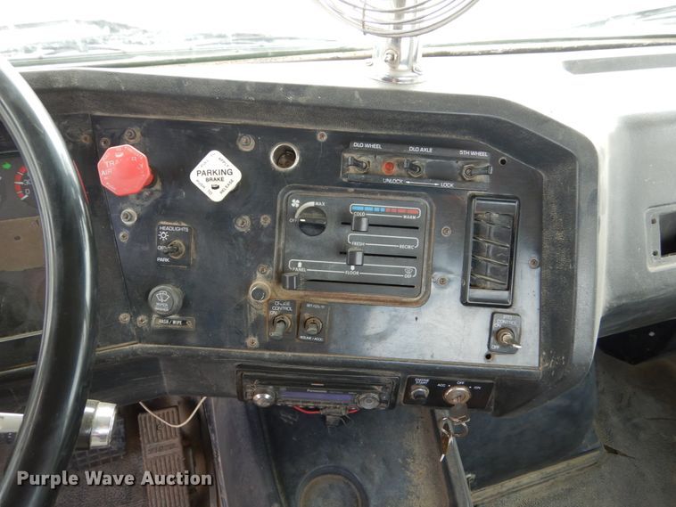 image for item GA9165 1994 White GMC WG64T  semi truck