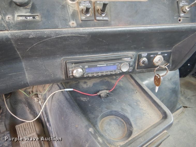 image for item GA9165 1994 White GMC WG64T  semi truck