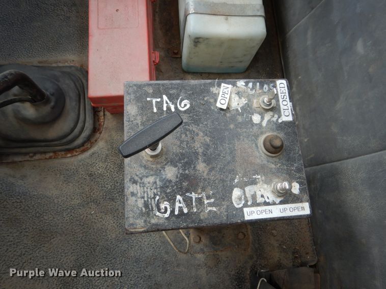 image for item GA9165 1994 White GMC WG64T  semi truck