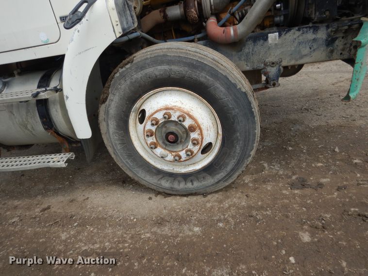 image for item GA9165 1994 White GMC WG64T  semi truck