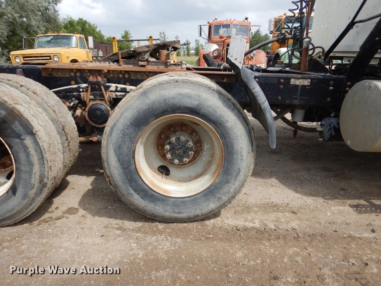 image for item GA9165 1994 White GMC WG64T  semi truck