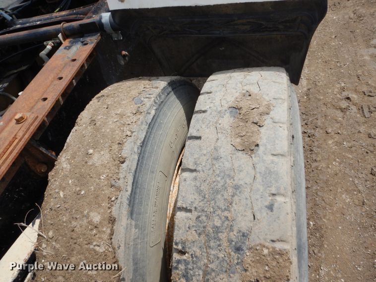 image for item GA9165 1994 White GMC WG64T  semi truck