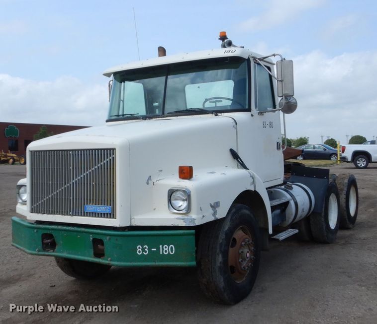 image for item GA9166 1994 White GMC WG64T  semi truck