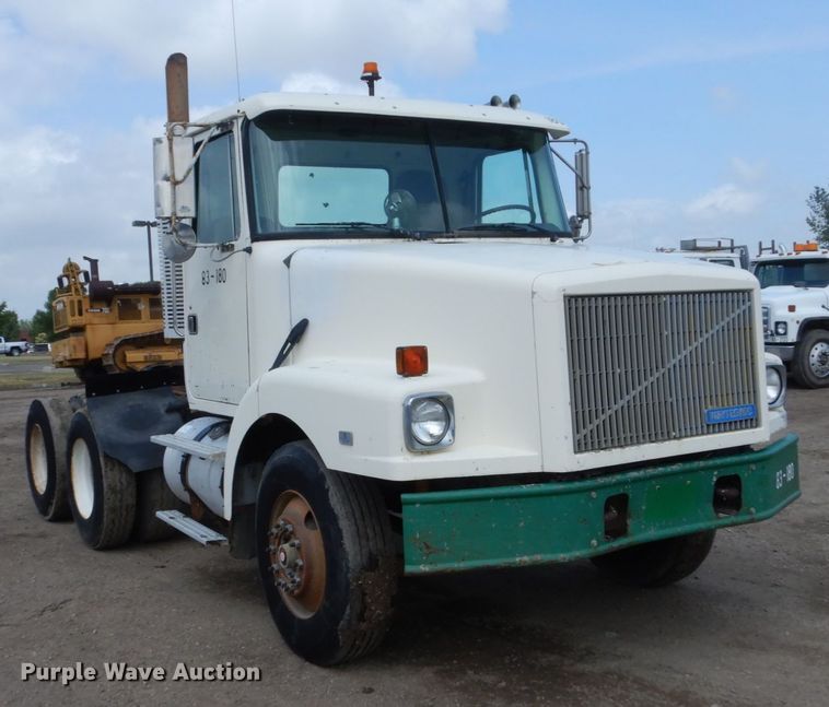 image for item GA9166 1994 White GMC WG64T  semi truck