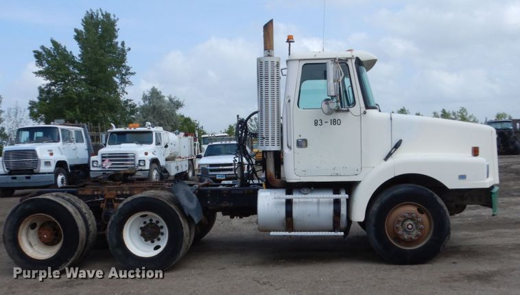 image for item GA9166 1994 White GMC WG64T  semi truck